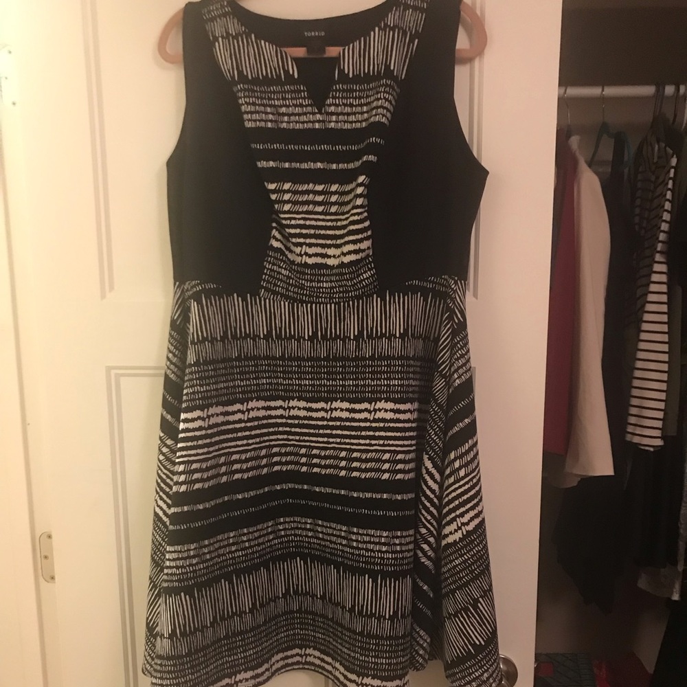 Black and white scuba TORRID dress SZ 2 like new
